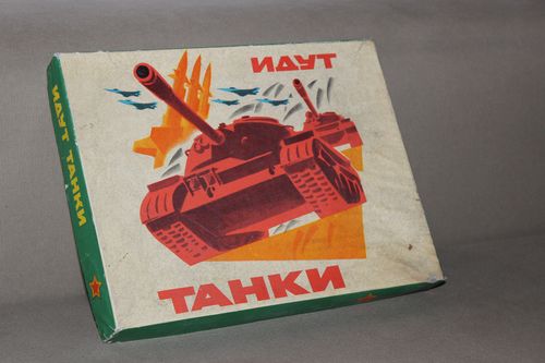 идут танки